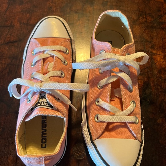 Converse size6 tennis shoes - Picture 2 of 5